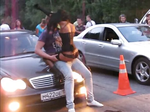 Un negru se dă cu un ...