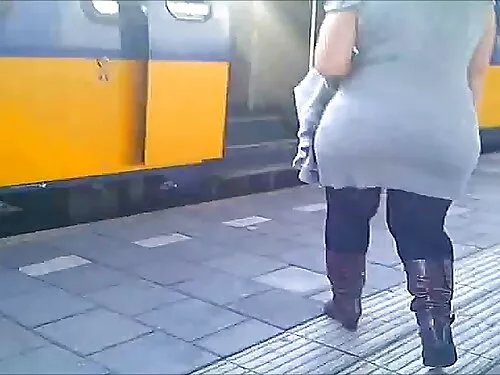 Modelul blond are un ...