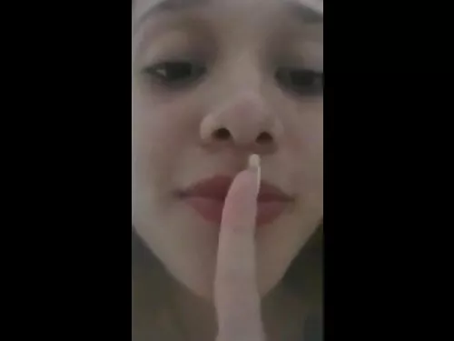 O doamnă bustină sug ...
