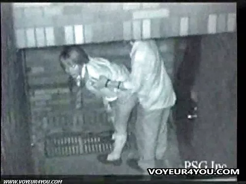 Tipul ia pe spate pă ...