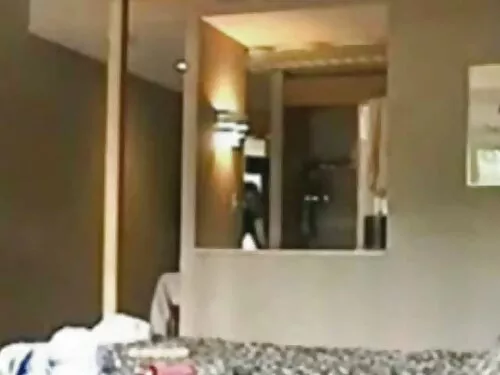 Un pui cu pielea înc ...