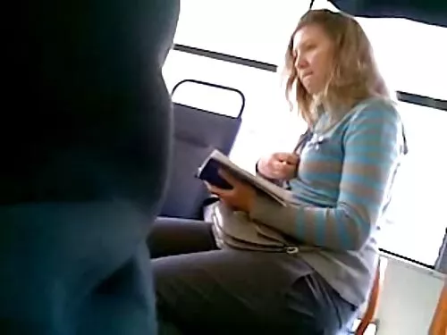 O blondă cu mingi ma ...