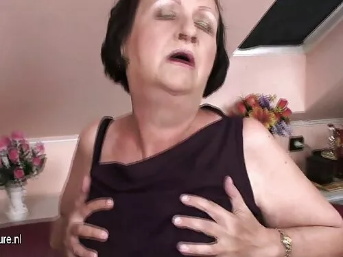 Kralya cu sânii mici ...